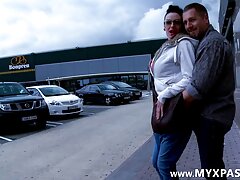 La jolie blonde Kayla Kayden se fait percer belle mere tres cochonne par un inconnu
