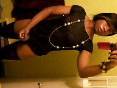 La charmante Kortney Kane laisse un jeune homme lui sexe fils et mere baiser la chatte