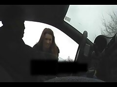 Une brune sex maman fils chic va en profondeur avec une grosse bite de black