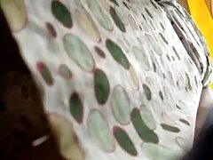Une femme au foyer infidèle maman a gros seins baise un inconnu le jour de l'anniversaire de son mari